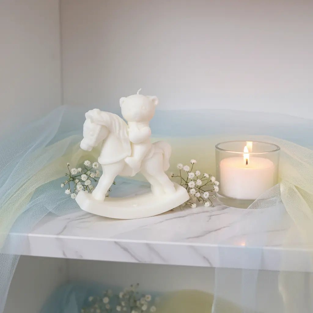 Figura Osito en Caballito de Cera de Soja | Aralia Candles - AraliaCandles