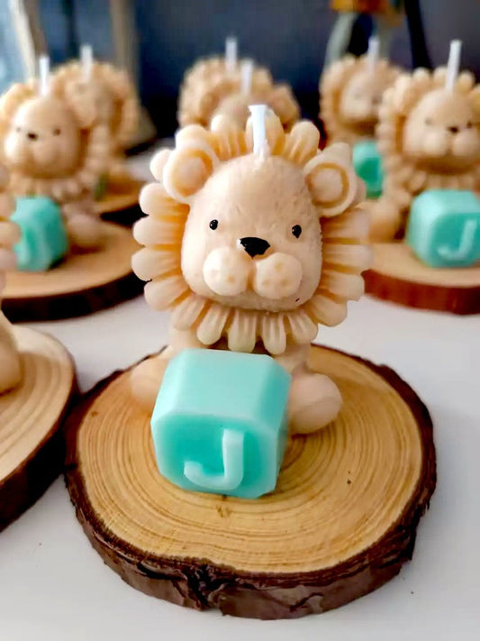 Vela Artesanal León de Cera de Soja - Personalizable para Bautizos | Aralia Candles - AraliaCandles