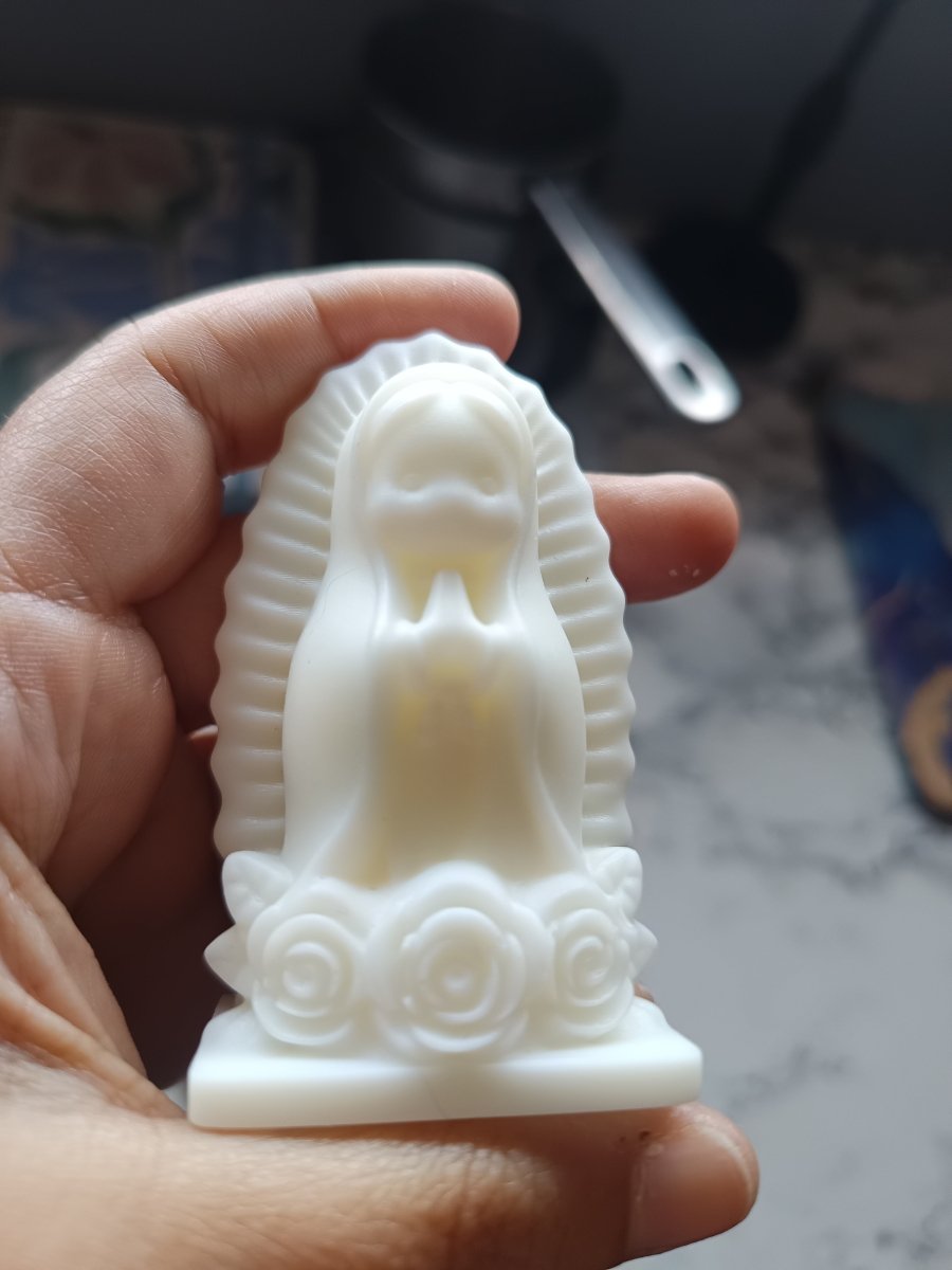 Figura Virgen de Guadalupe de Cera de Soja | Aralia Candles - AraliaCandles