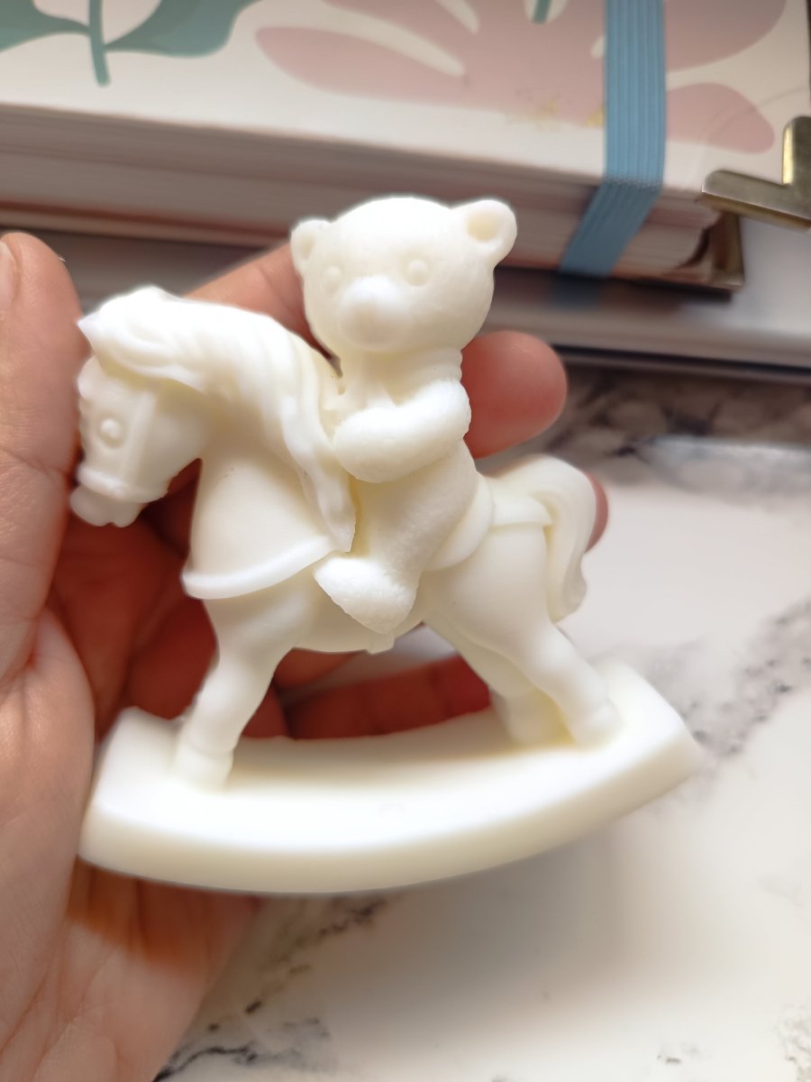 Figura Osito en Caballito de Cera de Soja | Aralia Candles - AraliaCandles